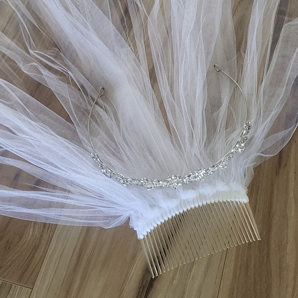 Wedding crown and veil - Picture 7 of 9